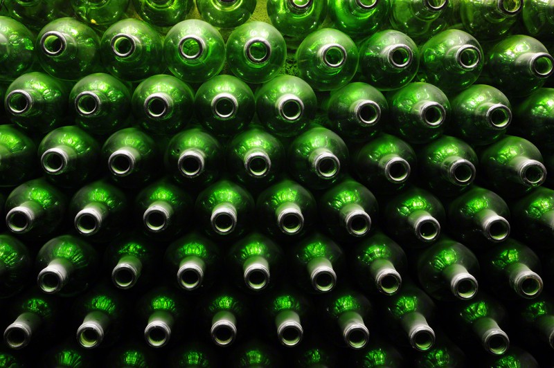 Groene wijnflessen