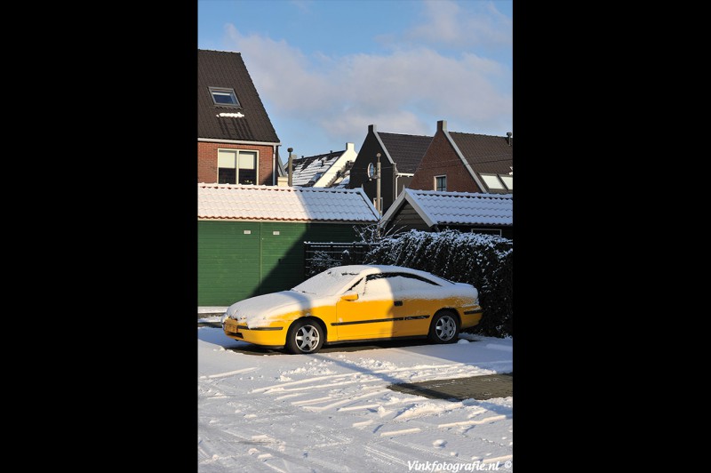 auto onder het sneeuw