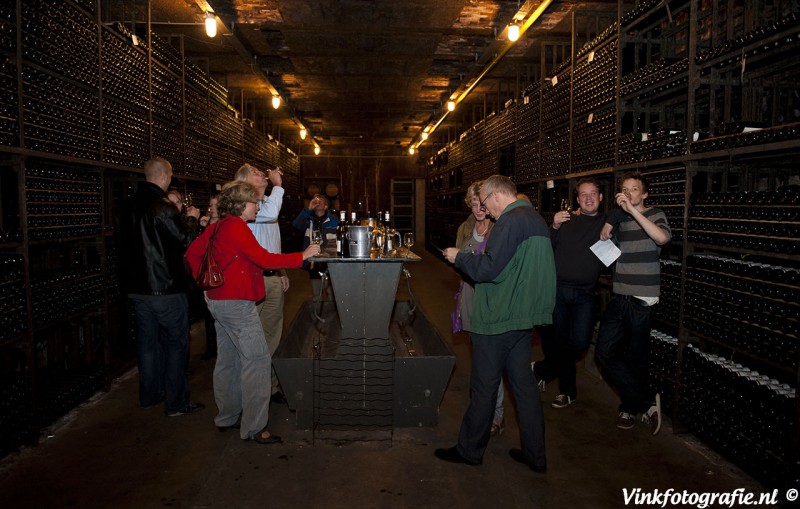 Bezoekers wijnkelder